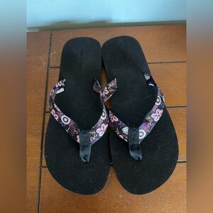 Vera Bradley Women’s Purple Floral Paisley Black Sole Flip Flops Size 7-8